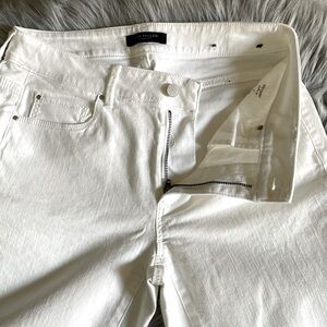 NWOT- Ann Taylor Classic White Curvy Fit/Skinny Jeans
